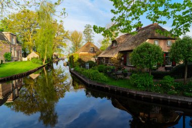 Hollanda 'nın kırsal kesiminde geleneksel küçük bir kasaba olan Giethoorn, Hollanda kanalları var.
