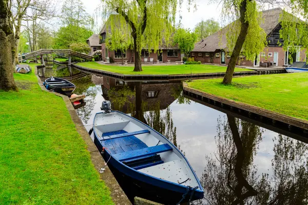 Hollanda 'nın kırsal kesimlerinde eski küçük bir kasaba olan Giethoorn' da kanallar ve botlar, Hollanda