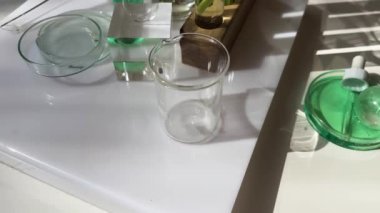 Bilim ve doğa konsepti, test tüplü yeşil laboratuvar.