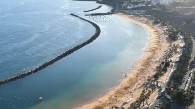 Las Teresitas beach, San Andres Köyü ve Tenerife dağlarında havadan görünümü.