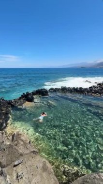 Atlantik okyanusunda doğal kaya havuzunda yüzen bir kadın, Canarias Tenerife