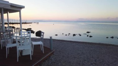 Sabahın erken saatlerinde Valcherna Manastırı 'ndaki açık hava kafeteryasında deniz suyunda dalgalanmalar, Korfu Yunanistan