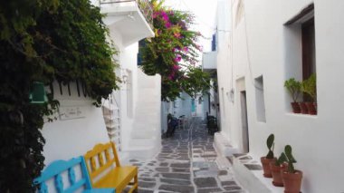 Myconos, Yunanistan 'ın Paros adasında güneş ışığıyla denize açılan tipik beyaz cadde.