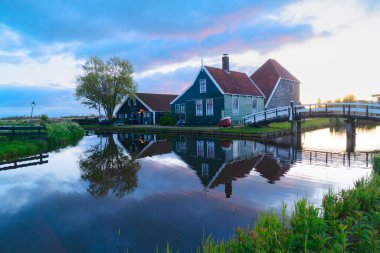Hollanda 'nın kırsal kesimindeki Zaanse Schans kasabası günbatımında ufuk çizgisi