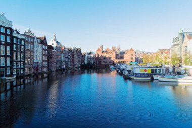 Cephe kanal üzerinden eski tarihi evlerin su, Amsterdam, Hollanda