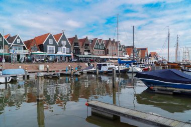 Hollanda 'nın kırsal kesiminde küçük eski kasaba deniz limanı Volendam, Hollanda