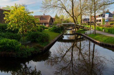 Hollanda 'nın kırsal kesiminde geleneksel küçük bir kasaba olan Giethoorn, Hollanda kanalları var.