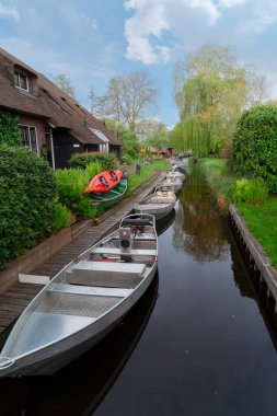 Hollanda 'nın kırsal kesiminde geleneksel küçük bir kasaba olan Giethoorn, Hollanda kanalları var.