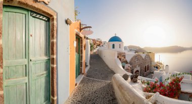 Tipik Oia caddesi, geleneksel Yunan köyü Santorini, Yunanistan, Panorama