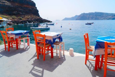 Kaldera, Santorini, Yunanistan manzaralı sandalyeler ve yemek masası