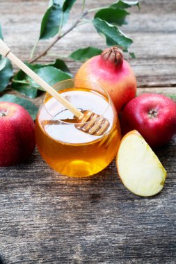 Gül hashana bayramı - arkaplanda elma ve nar bulunan bal kavanozu