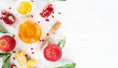 Rosh Hashana Tatili - Elmalı ve nar arkaplanlı bal beyaz masa arkaplanı fotokopi alanı ile