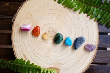 Gemstone çakralar için mineral taşları. Büyücülük, bitkisel tıp ve iyileştirme, Reiki Kristal Ayini için Sihirli İyileştirme Kayası, cadılık, ruhsal esrarengiz uygulama.