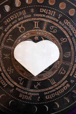 Gemstone mineralleri taş kalpli. Büyücülük, bitkisel tıp ve iyileştirme, Reiki Kristal Ayini için Sihirli İyileştirme Kayası, cadılık, ruhsal esrarengiz uygulama