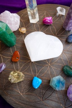 Gemstone mineralleri dikilitaş şeklinde. Büyücülük, bitkisel tıp ve iyileştirme, Reiki Kristal Ayini için Sihirli İyileştirme Kayası, cadılık, ruhsal esrarengiz uygulama.
