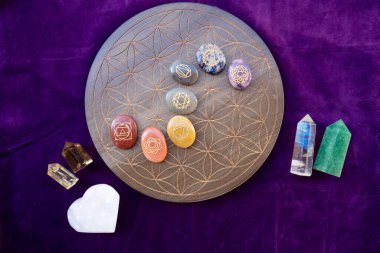 Kehanet zarları ve doğum taşlarıyla burç çemberi. Falcılık ve astroloji grafikleri konsept, sihirli ritüeller ve dışsal deneyimler öngörüyor