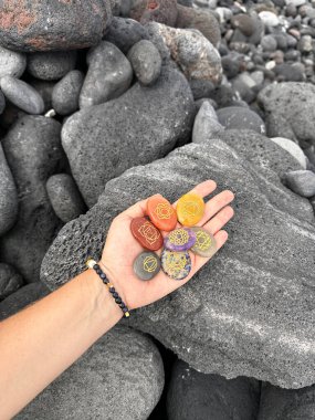 El ele tutuşan çakra iyileştirici kristaller. Büyücülük, bitkisel tıp ve iyileştirme, Reiki Kristal Ayini için Sihirli İyileştirme Kayası, cadılık, ruhsal esrarengiz uygulama