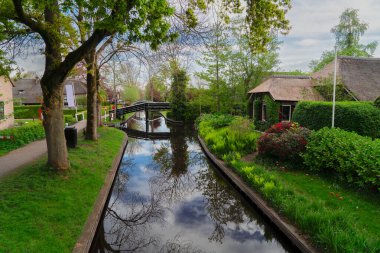 Hollanda 'nın kırsal kesiminde geleneksel küçük bir kasaba olan Giethoorn, Hollanda kanalları var.