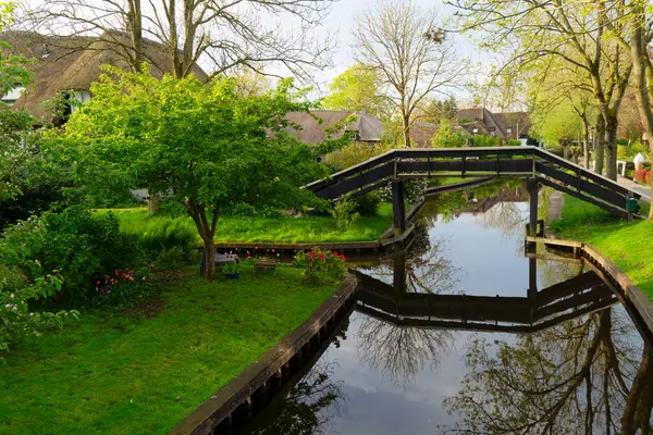 Hollanda 'nın kırsal kesiminde geleneksel küçük bir kasaba olan Giethoorn, Hollanda kanalları var.