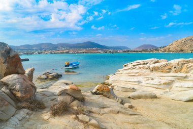 Yunan adasında kayalıklı romantik plaj, yazın Paros Yunanistan