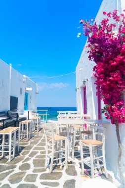 Naoussa tipik beyaz sokak denize açılıyor, Yunanistan 'ın Paros adasında küçük bir köy.