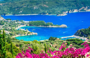 Yazın Korfu 'daki Paleokastritsa sahil körfezi manzarası, Yunanistan