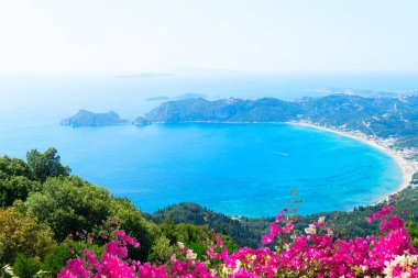 Korfu 'nun popüler plajları. Yunanistan 'ın Korfu adasındaki Agios Georgios Pagon plajında inanılmaz manzara