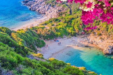 Timoni plajı, Yunanistan 'ın Korfu kentindeki İyon denizi ve manzarasını kapatın.