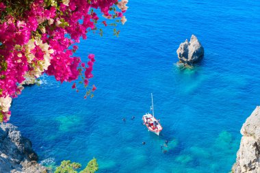 Paleokastritsa plajı, küçük körfez ve Yunanistan 'ın Korfu kentindeki İyon denizi, yukarıdan görünüyor.