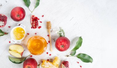 Gül hashana bayramı - arkaplan üzerinde elma ve nar aromalı bal yakın plan