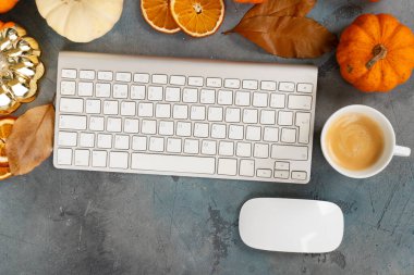 PC klavyeli balkabağı hasadı, üst görünüm