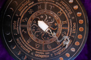 Gemstone mineralleri taş dikilitaşları. Büyücülük, bitkisel tıp ve iyileştirme, Reiki Kristal Ayini için Sihirli İyileştirme Kayası, cadılık, ruhsal esrarengiz uygulama