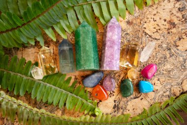 Gemstone mineralleri dikilitaş şeklinde. Büyücülük, bitkisel tıp ve iyileştirme, Reiki Kristal Ayini için Sihirli İyileştirme Kayası, cadılık, ruhsal esrarengiz uygulama.