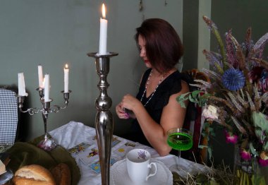 Eski kartlarla, parlak mumlarla ve güzelce düzenlenmiş porselenlerle dolu sakin bir tarot okuma seti 17. yüzyılın klasik Marsilyalı Tarot 'u.