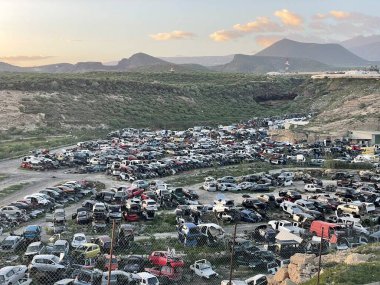 Paslanmış eski araçların çeşitli bir koleksiyonu.