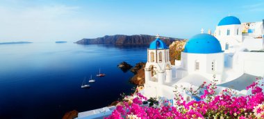 Beyaz kilise çan kulesi ve deniz manzaralı volkan kalderası, Santorini Adası, Yunanistan, sancak hakkında güzel detaylar