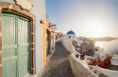 Tipik Oia caddesi, geleneksel Yunan köyü Santorini, Yunanistan, Panorama