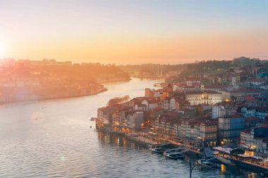 Resim gibi, eski kasaba Porto 'da günbatımında renkli manzara, Portekiz' de Douro nehri üzerinde Ponte Dom Luis köprüsü. Oporto, turistik Akdeniz şehri