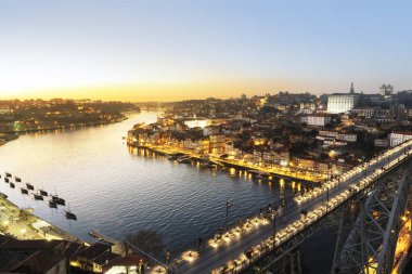 Eski kasaba Porto 'nun renkli manzarası, geceleri ünlü köprüsü olan Portekiz, Douro nehri üzerinde köprüsü olan Ponte Dom Luis. Oporto, turistik Akdeniz şehri