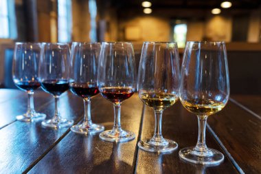 Porto şarabı testi, bardakta içki örnekleri.