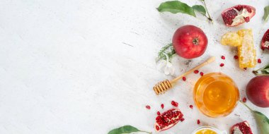 Rosh Hashana Tatili - Elmalı ve nar arkaplanlı bal beyaz masa arkaplanı fotokopi alanı ile