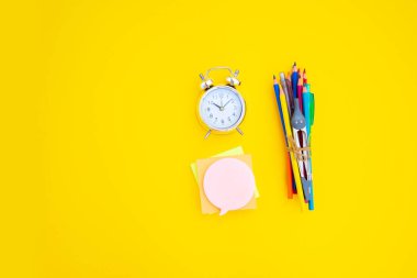 styed düz yatıyordu sınırları okul malzemeleri sarı ile okula dönüş