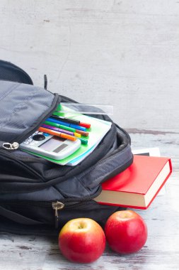 Beyaz ahşap masa üzerinde Apple ile okul malzemeleri,