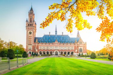 Hollanda, Lahey 'de barış sarayının önündeki yeşil çimen yolu sonbaharda