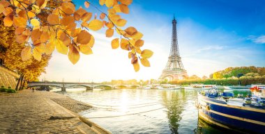 Paris Eyfel Kulesi Paris, Fransa 'da gün doğumunda Seine nehrine yansıyor. Web pankartı biçimi. Eyfel Kulesi Paris 'in en ikonik simgelerinden biridir.