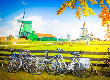 Zaanse Schans, Hollanda sonbaharda bisiklet ile Hollanda yel değirmenleri