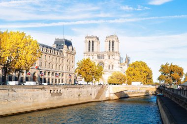 Seine nehri üzerinde Cite adasında Notre Dame katedrali, sonbaharda Paris cityscape, Fransa