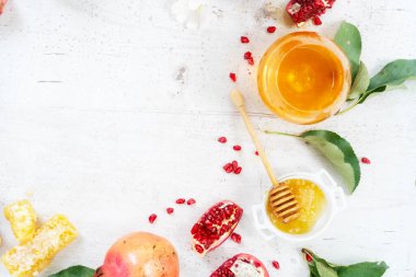 Rosh Hashana Tatili - Elmalı ve nar arkaplanlı bal beyaz masa arkaplanı fotokopi alanı ile