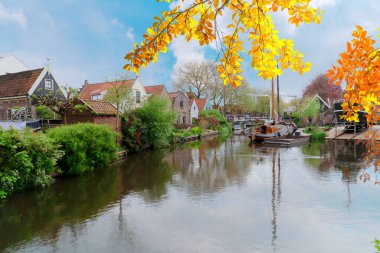 Hollanda 'nın kırsal kesimlerinde geleneksel küçük bir kasaba olan Edam, Hollanda
