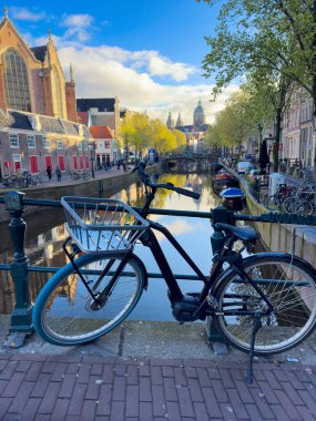 Bisiklet üzerinde bir köprü, Hollanda'nın amsterdam kanal yüzük